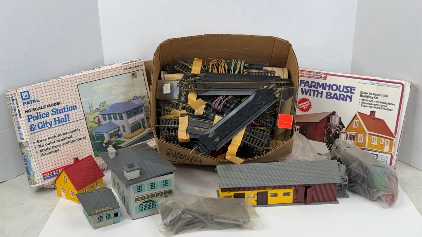 HO Scale Model Train Layout Buildings Atlas Track and Accessories Lot