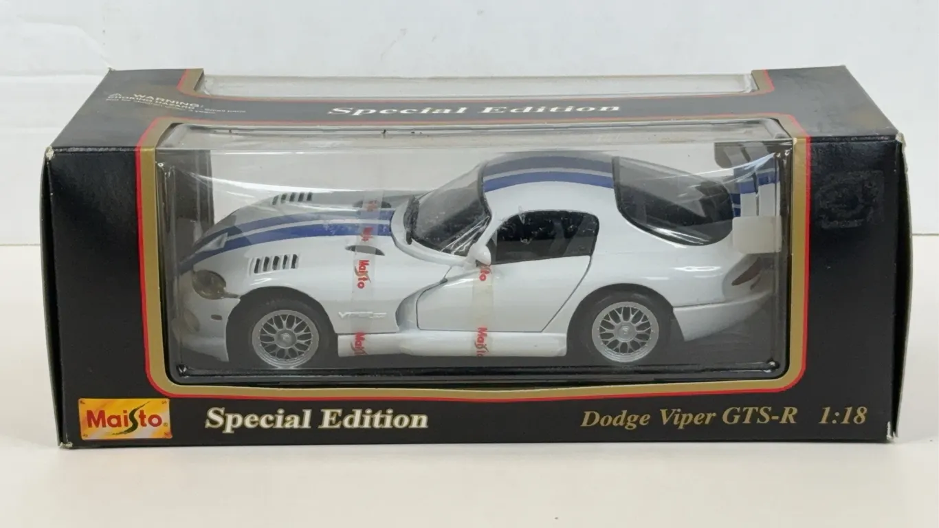 Maisto Special Edition 1:18 Scale 1997 Dodge Viper GTS-R Diecast Car