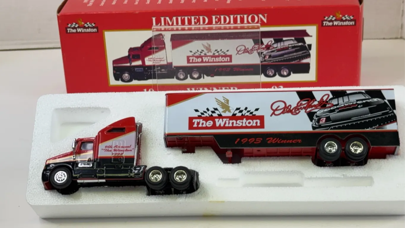 Racing Champions Dale Earnhardt 1993 The Winston Hauler 1:64