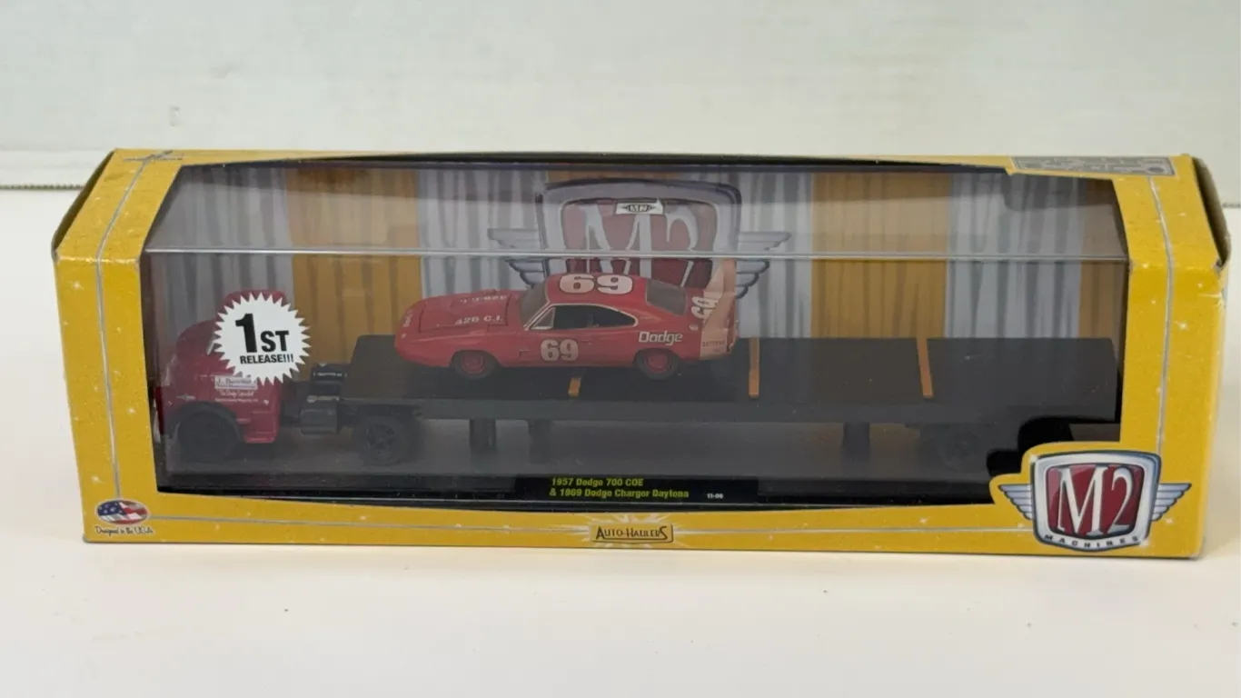 M2 Machines Auto-Haulers 1957 Dodge 700 COE 1969 Charger Daytona 1:64