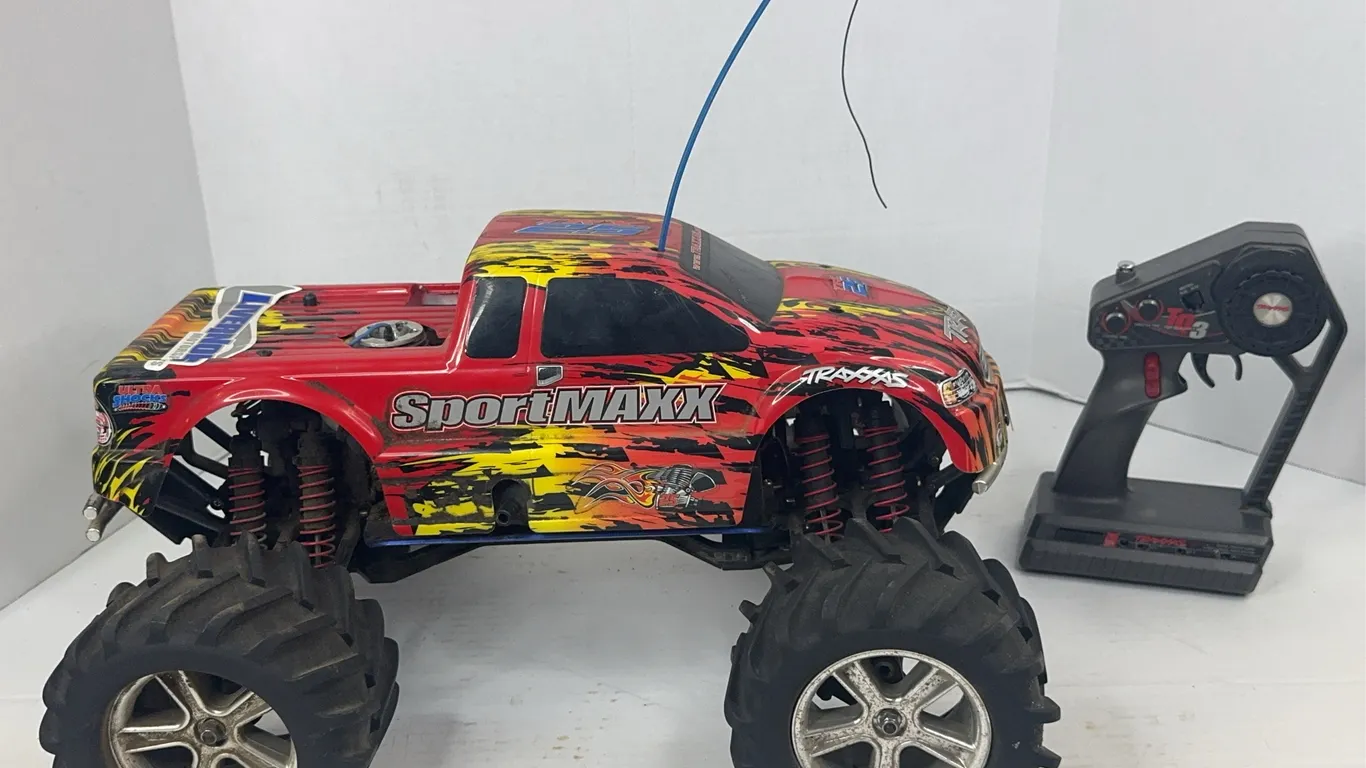 Traxxas SportMAXX Nitro RC Monster Truck With TQ-3 Transmitter