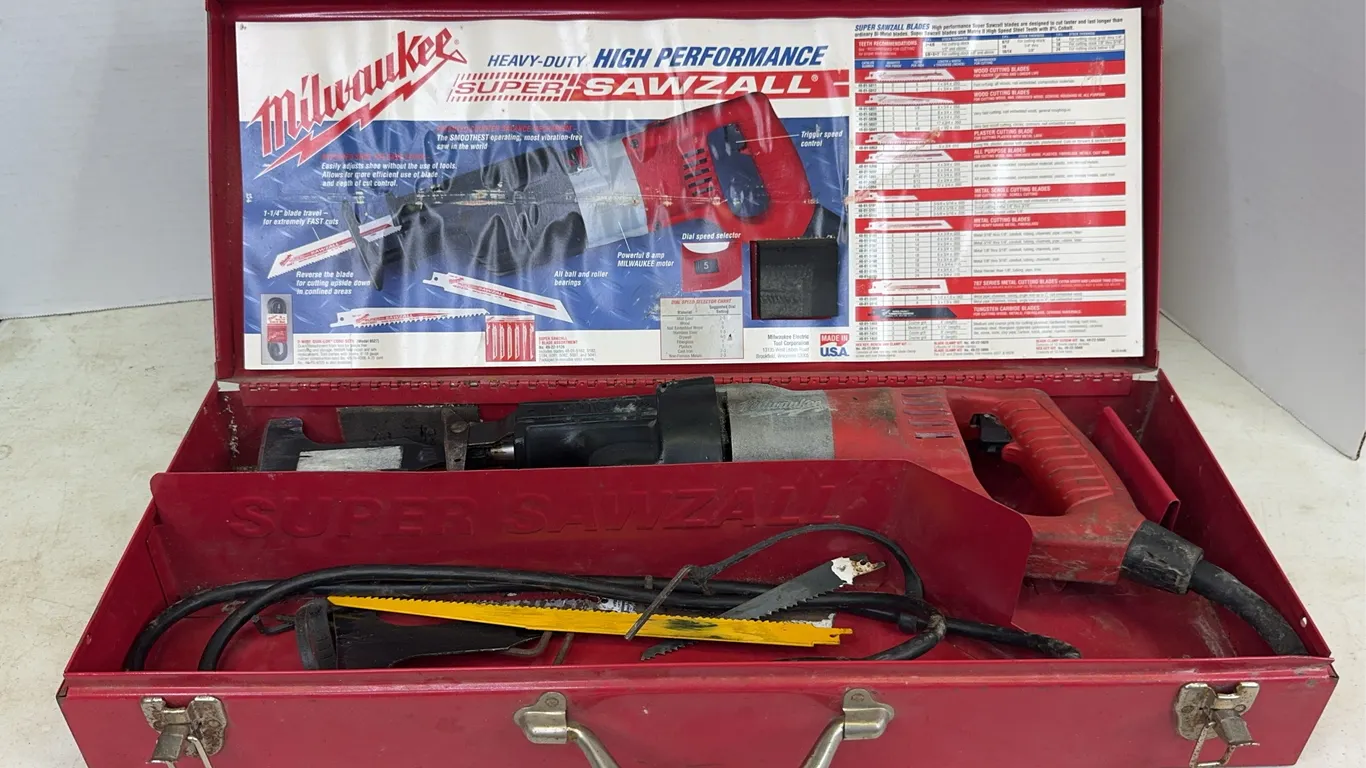 Milwaukee Super Sawzall Reciprocating Saw Cat No 6507 Steel Case