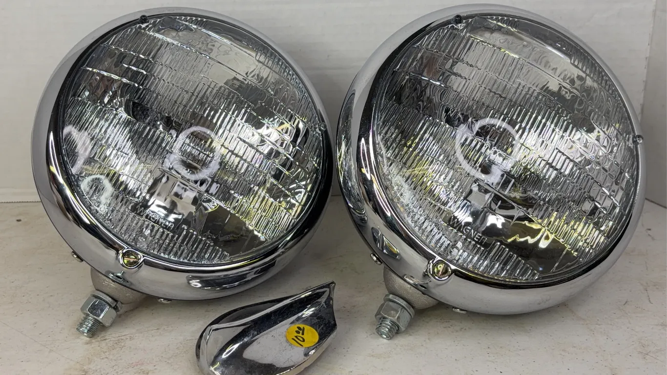 Pair of Wagner Automotive Spotlights with Chrome Trim and Base