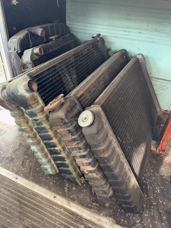 Automotive Engine Cooling Radiators with Pressure Caps Lot
