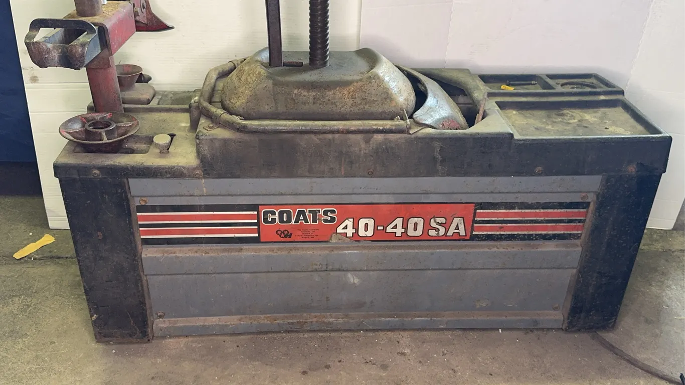 Coats 40-40 SA Center Post Pneumatic Tire Changer Machine