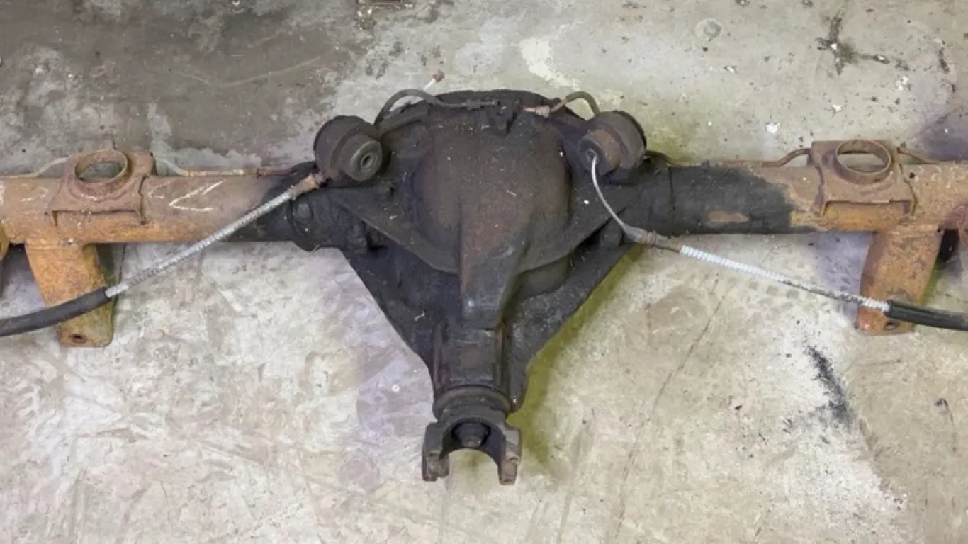Rear Axle Assembly With Finned Drum Brakes And Differential