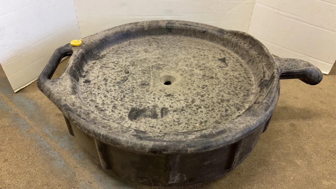 Blitz USA Model 11B38 Portable Plastic Oil Drain Pan