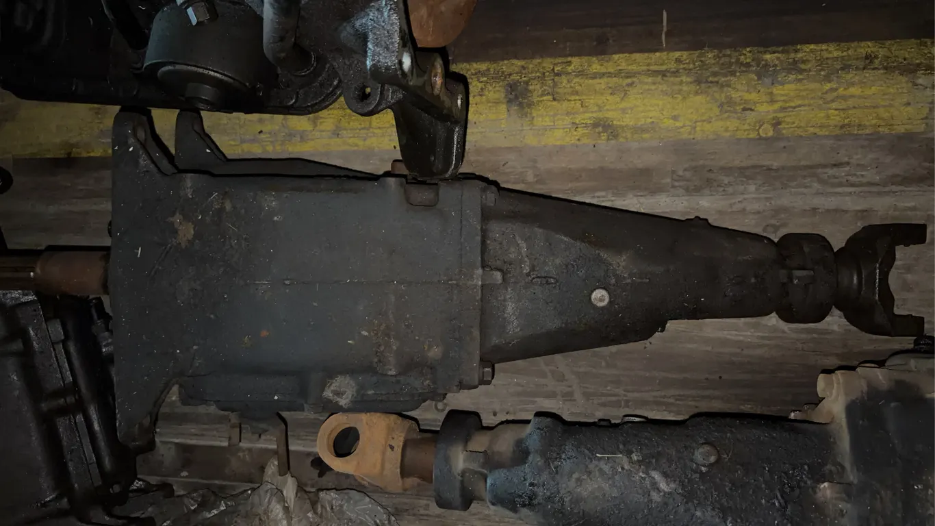 Automotive Manual Transmission Assembly with Splined Input Shaft and Slip Yoke
