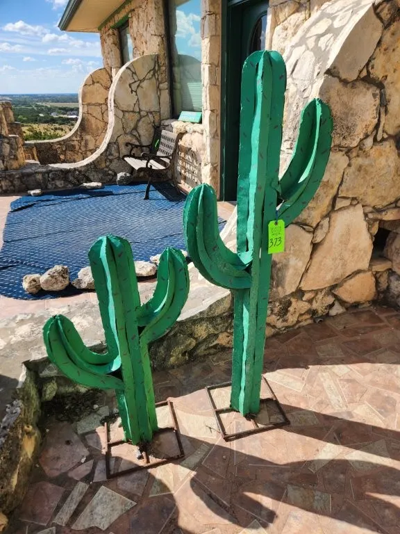 2 Metal Cacti