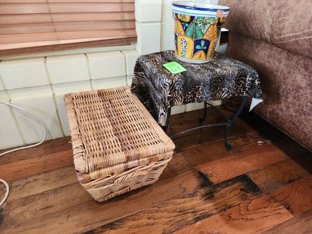 Table & Basket w/ Pot