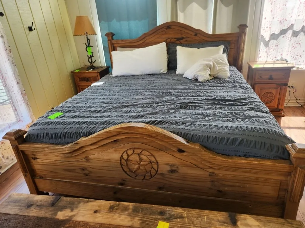 Rustic Star King Bed & Contents