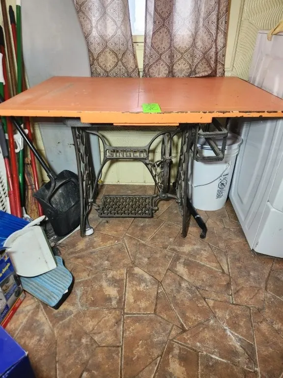 Singer Sewing Machine Base w/ Wood Top Table