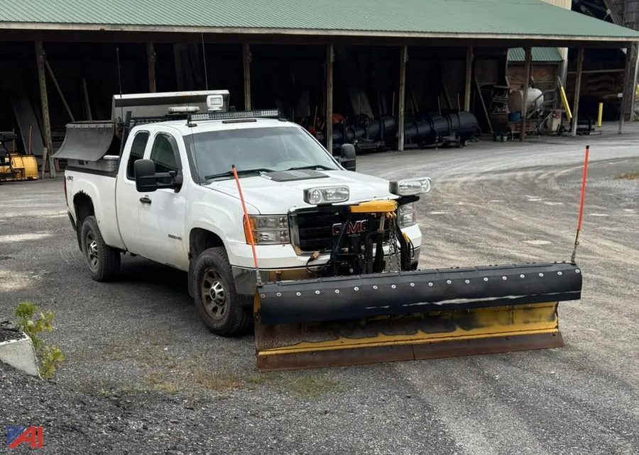 2011 GMC Sierra 2500HD Extended Cab Pickup Truck with Plow and Sander