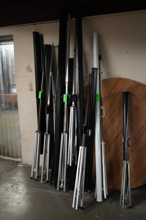 Projection Screens & Tripods