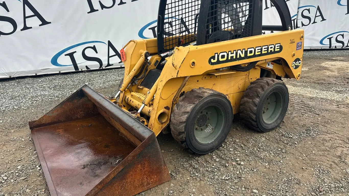 Deere 240 Wheeled Skid Steer