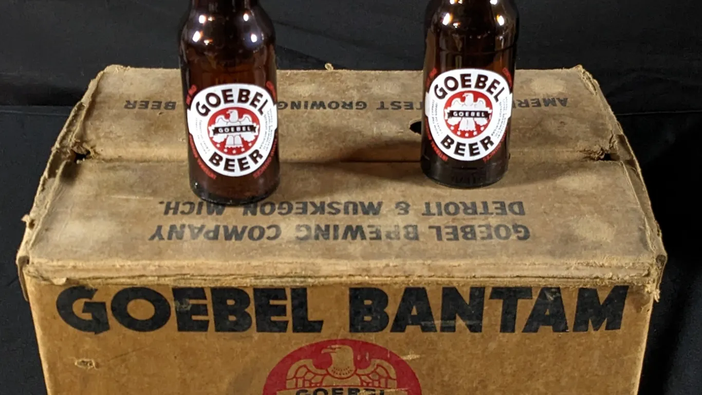 FULL CASE OF 24 IRTP ACL 7 OZ BOTTLES GOEBEL BANTAM BEER DETROIT MICHIGAN