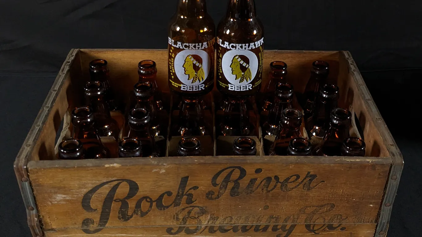 FULL WOOD CASE OF 24 IRTP ACL 8 OZ BOTTLES BLACKHAWK BEER ROCK RIVER BREWING ROCKFORD ILLINOIS (LITTLE CHIEF)