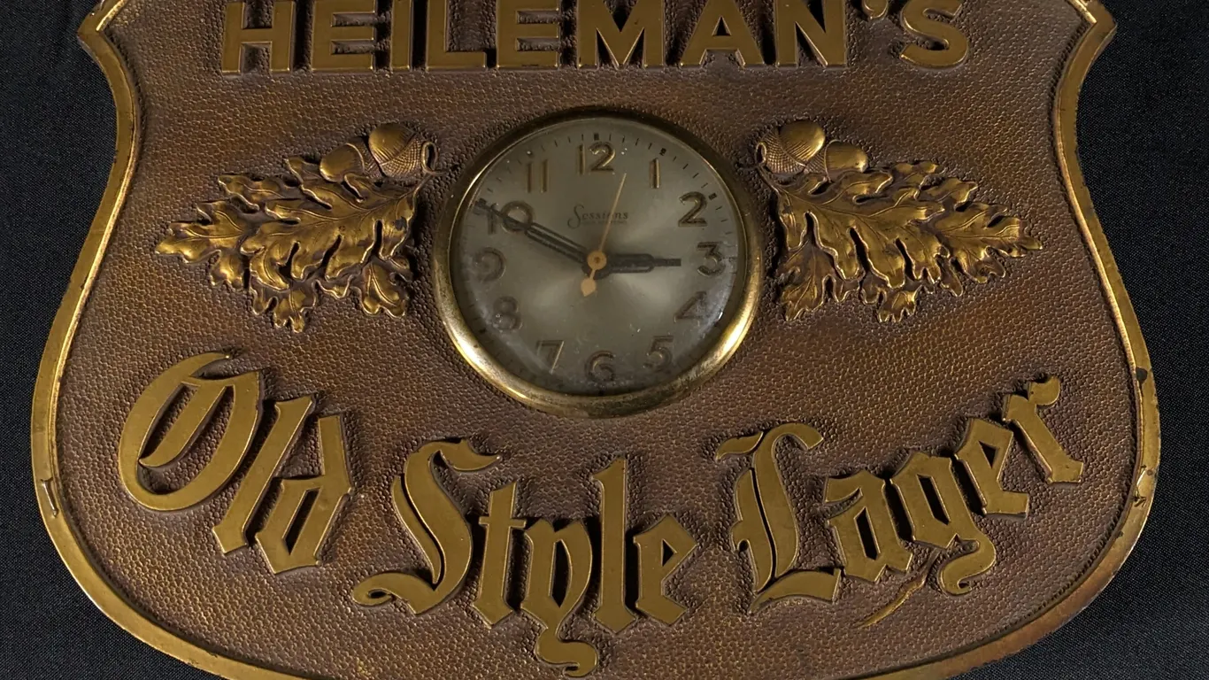 HEILEMAN'S OLD STYLE LAGER BEER CLOCK SIGN LA CROSSE WISCONSIN