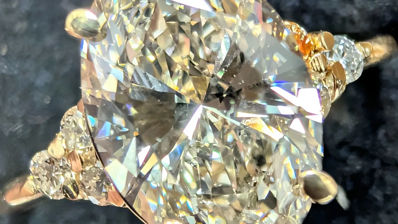 10K(1.5G), LAB DIAMOND (1.7CT)RING, SIZE 5.5, SUGGESTED RETAIL VALUE $4000
