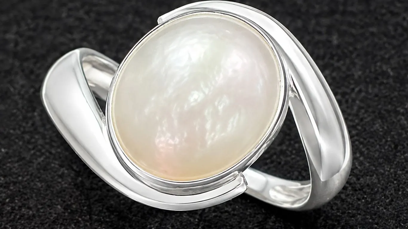 SILVER(2.7G), PEARL RING SUGGESTED RETAIL VALUE $200