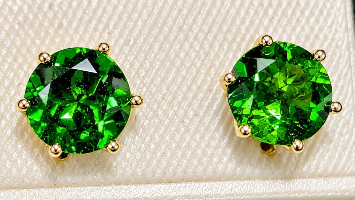 14K(0.7G), CHROME DIOPSIDE EARRING, SUGGESTED RETAIL VALUE $1000
