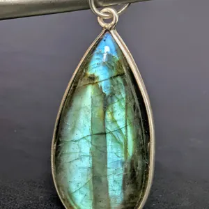 SILVER(4.5G), LABRADORITE (20CT) PENDANT SUGGESTED RETAIL VALUE $200