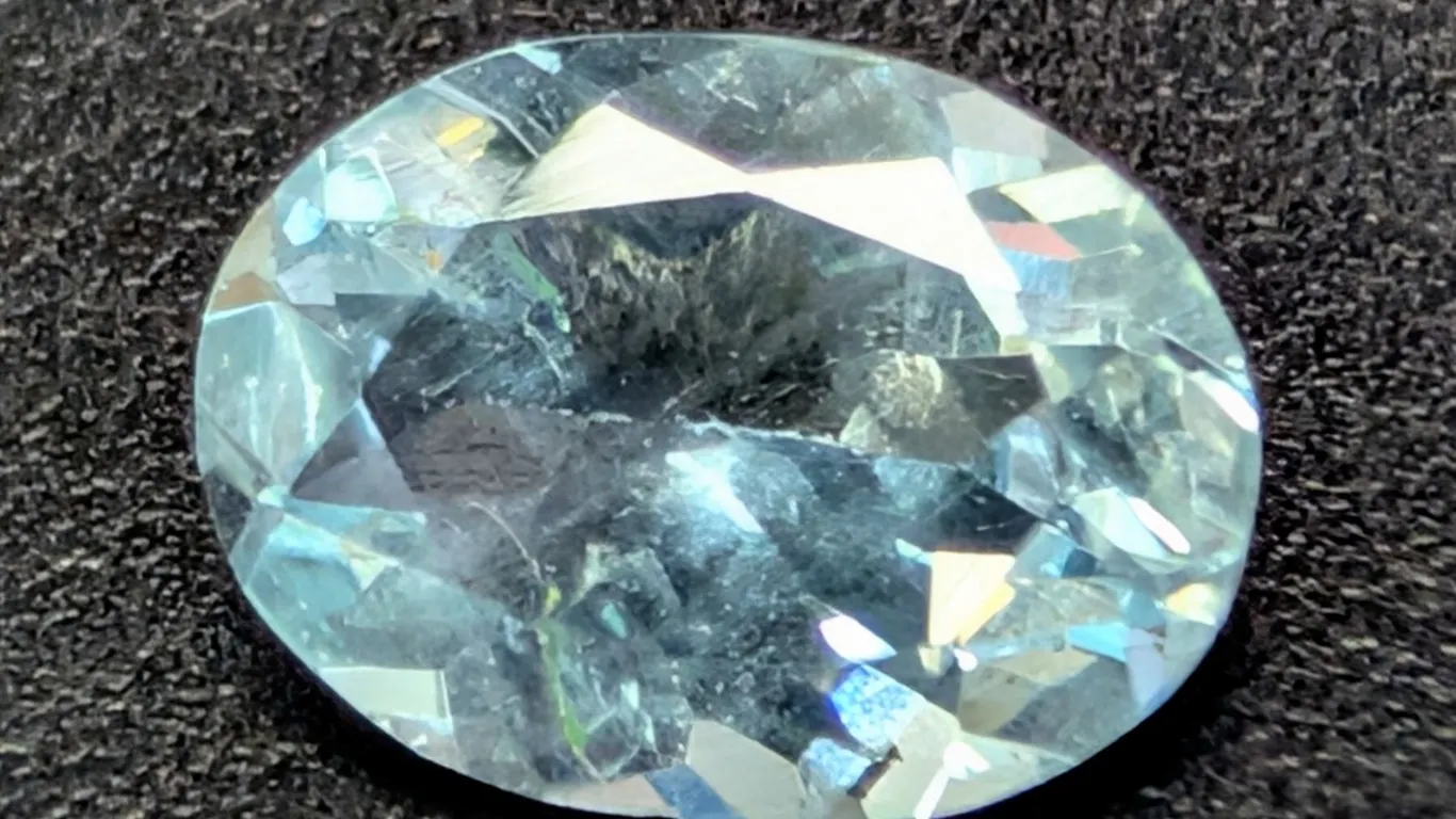 GENUINE AQUAMARINE (APP 1CT) GEMSTONE