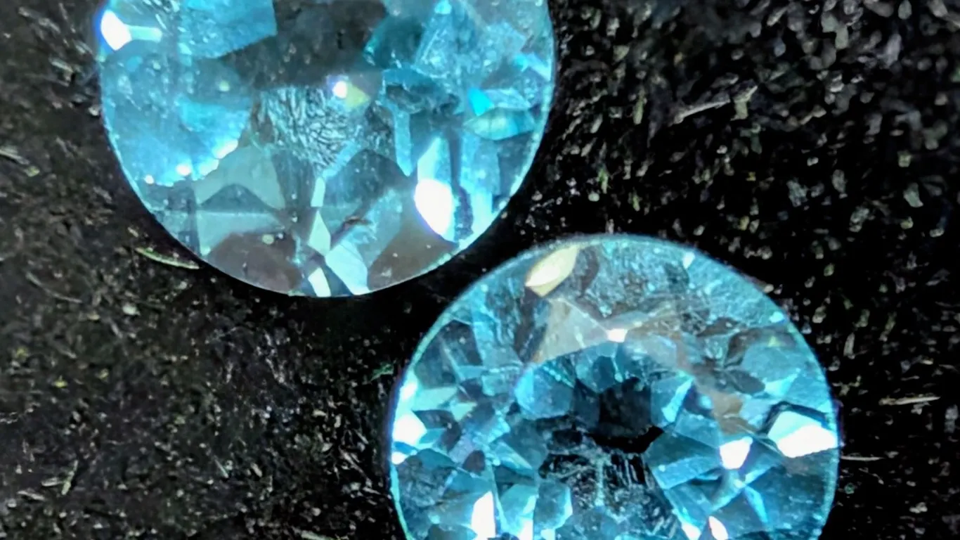 BLUE TOPAZ (APP 2CT) GEMSTONE