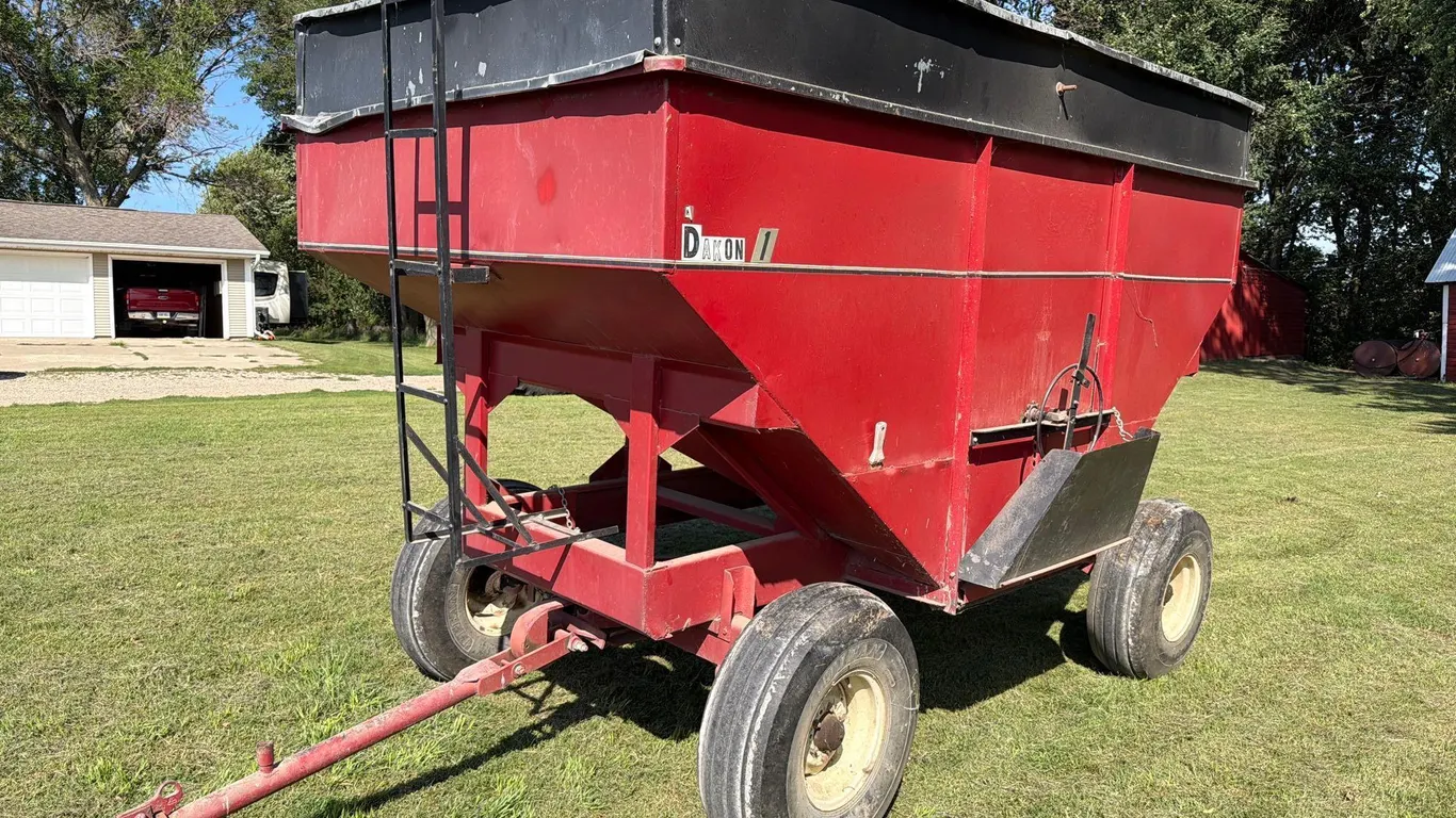 Dakon 350 Bushel Gravity Wagon