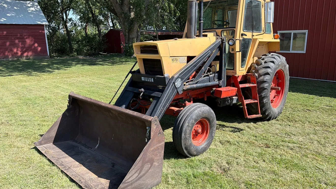 Case 1070 Agri King 2WD Tractor w/ Loader