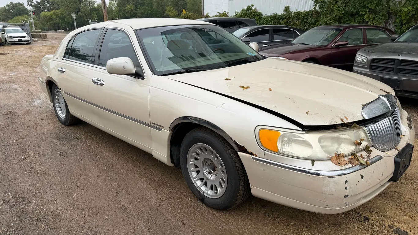 2000 Lincoln Town Car Passenger Car