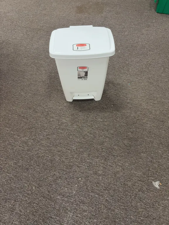 rubbermaid trashcan
