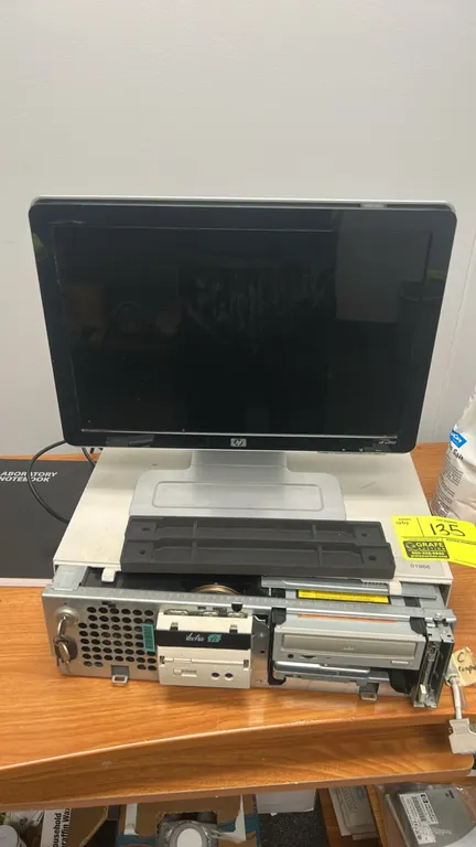 HP Vectra VL desktop computer package lot. Includes HP Vectra VL desktop computer, HP w1707 LCD monitor, Compaq keyboard, Compaq mouse, Crescent Wig-L