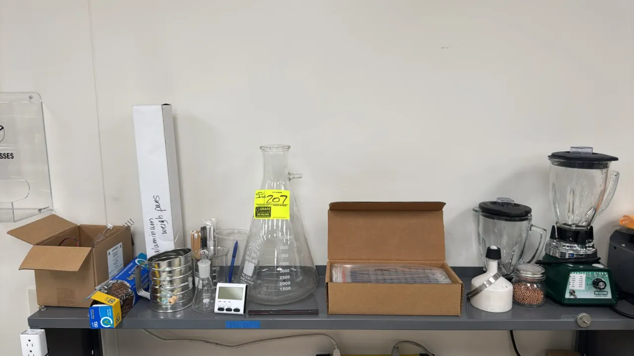 Package lot of various laboratory equipment. Includes Waring variable-speed laboratory blender with (2) glass pitchers, 5000 mL filtering flask, glass