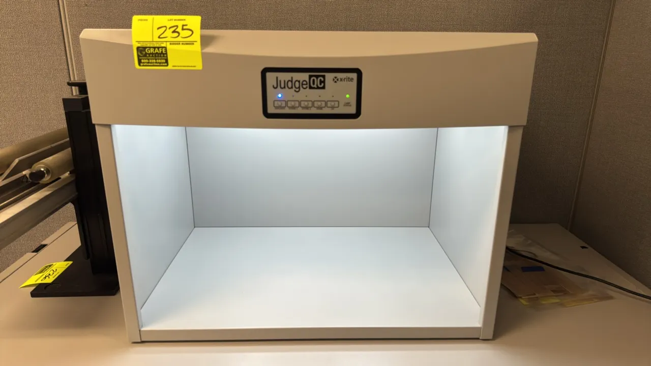 X-Rite Pantone Judge QC visual color assessment light booth. Features push-button light source selection for Daylight, Store 1, Store 2, Home, and UV,