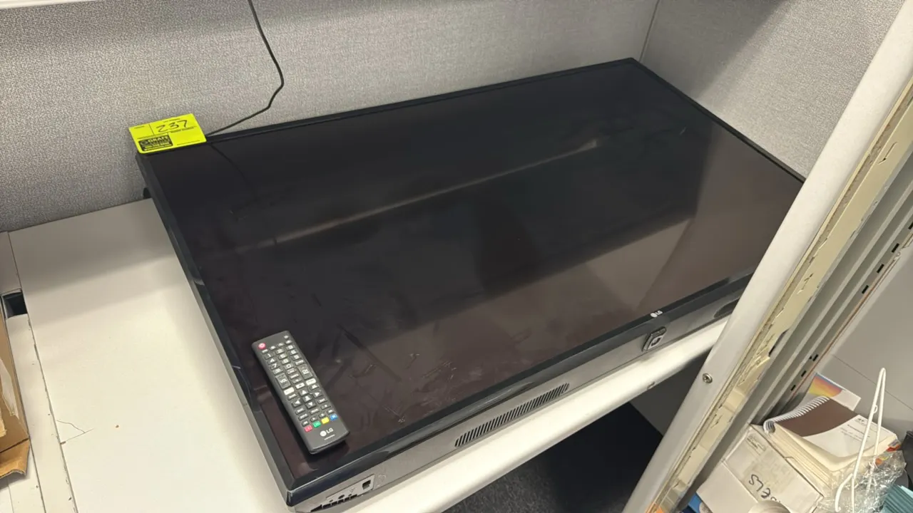 2018 LG 49UK6090PUA 49" flat panel TV. Features include remote control, HDMI, USB, and optical audio inputs. Fitted with rear wall mounting brackets.