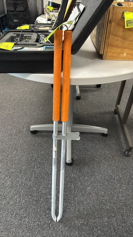 A.M. Leonard Clean-Up Caddy tweezer-style grabber tool. Features lightweight aluminum construction and orange foam grip handles. 3'L.