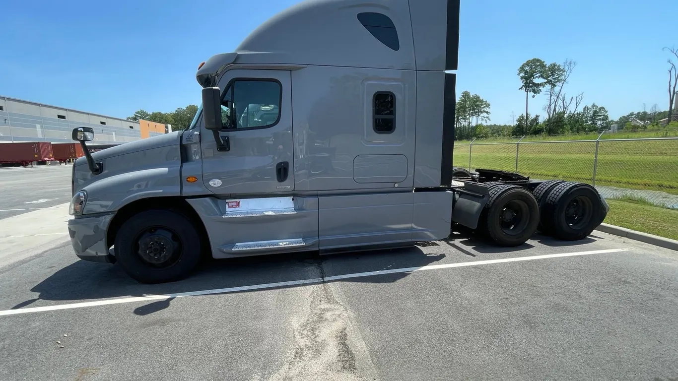 2015 FREIGHTLINER CASCADIA TANDEM AXLE TRUCK TRACTOR VIN: 1FUJGLD51FLGF6181