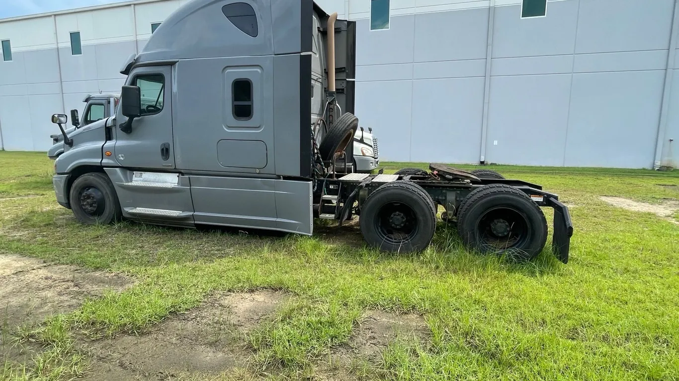 2015 FREIGHTLINER CASCADIA T/A VIN: 1FUJGLD57FLGF6184