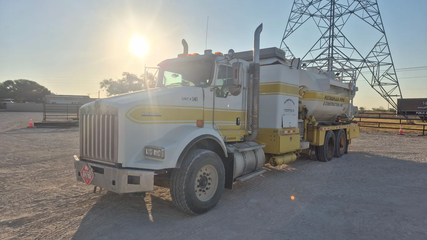 2011 KENWORTH T800 T/A HOT OIL VIN: 1NKDL40X6BJ285473