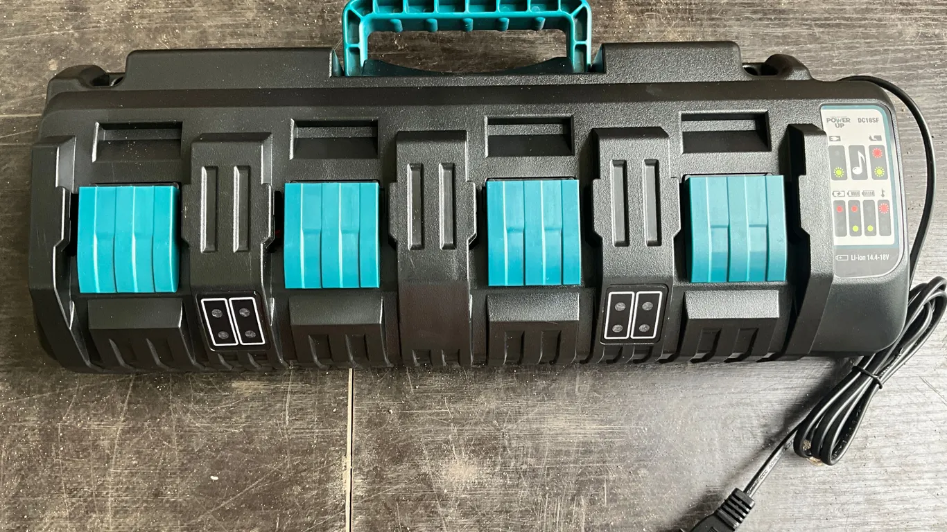 UNUSED POWER UP DC18SF 14.4V TO 18V 4-PORT BATTERY CHARGER