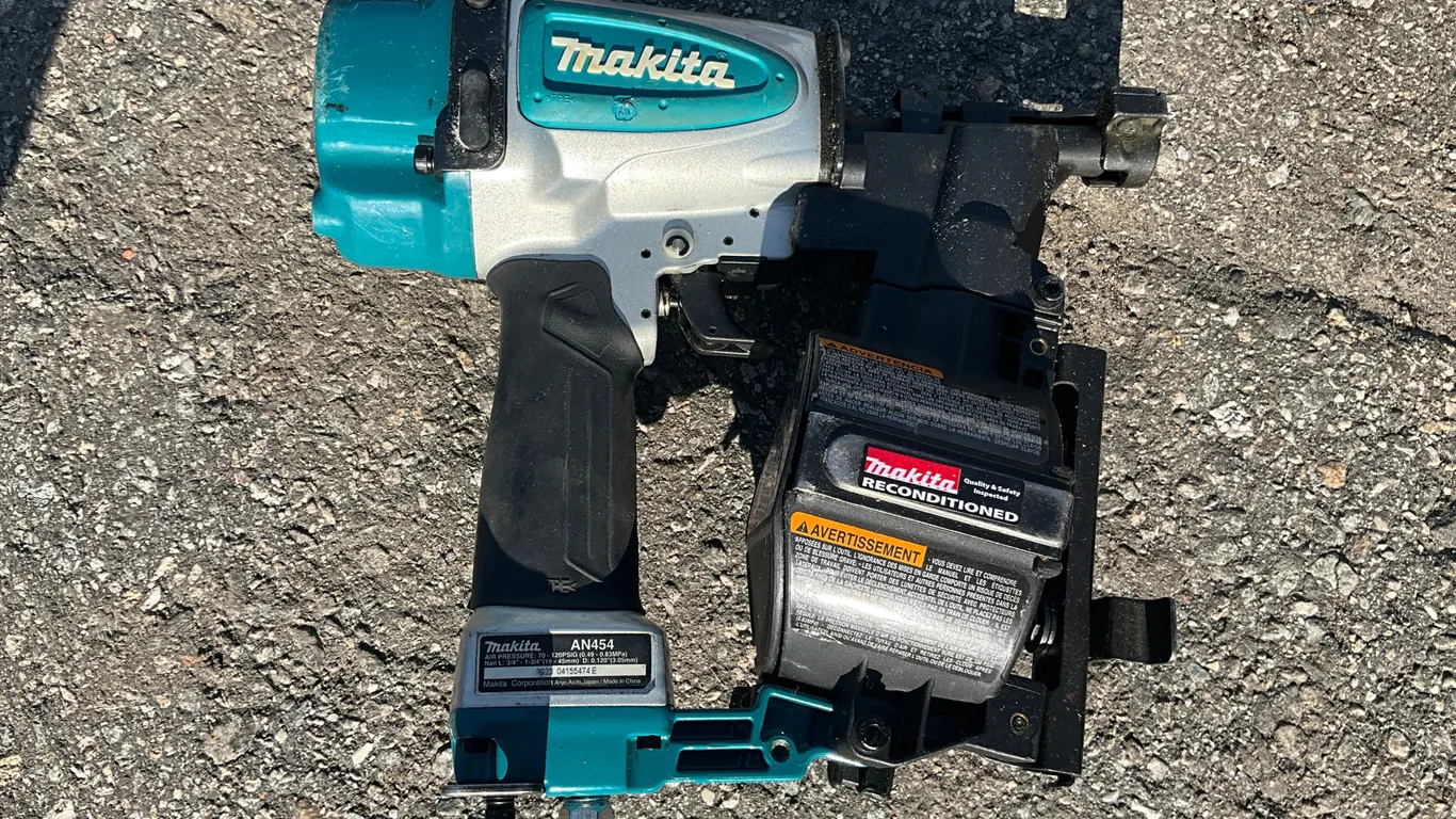 UNUSED MAKITA 1-3/4" ROOFING COIL NAILER