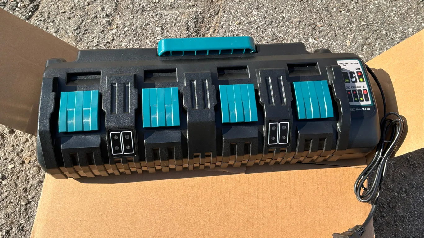 UNUSED POWER UP DC18SF 14.4V TO 18V 4-PORT BATTERY CHARGER