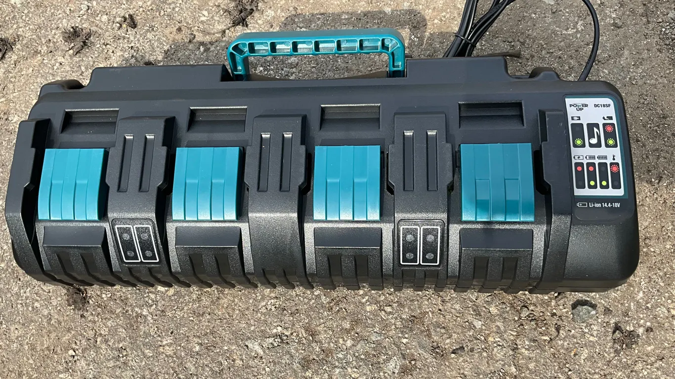 UNUSED POWER UP DC18SF 14.4V TO 18V 4-PORT BATTERY CHARGER