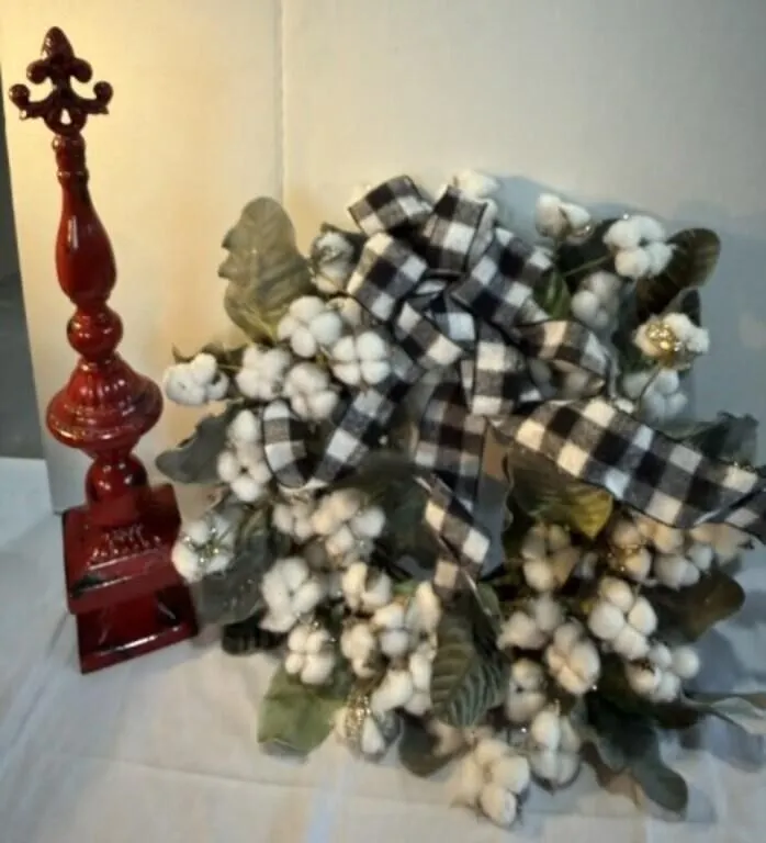 Wreath and red d�cor