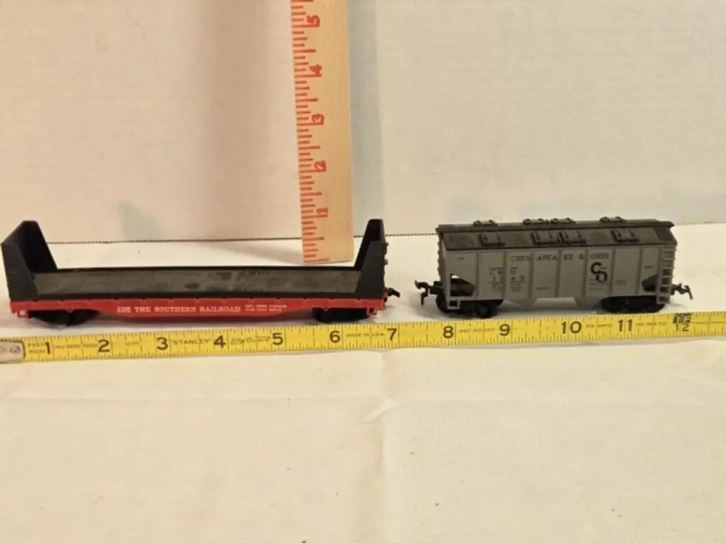 2 HO scale Train railroad cars