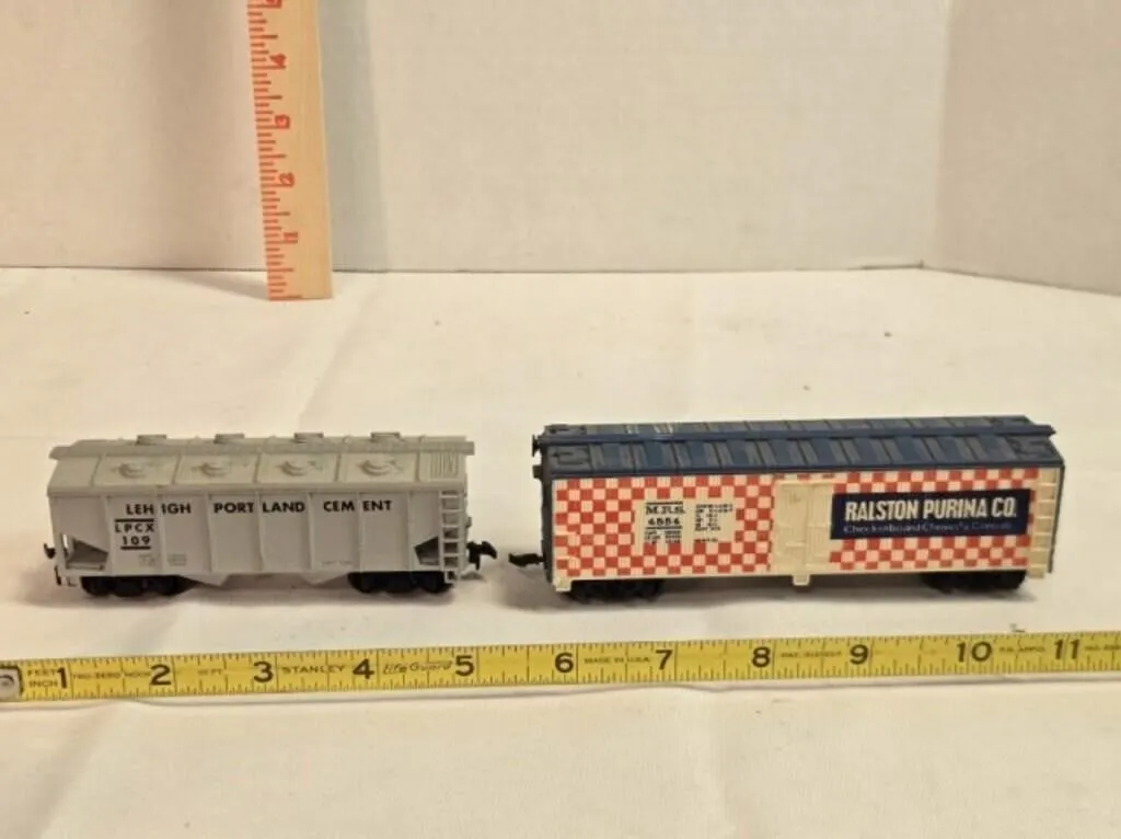 2 HO scale Train railroad cars