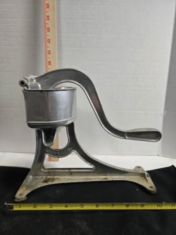 Juicer, grater, watering can, 3 baking molds