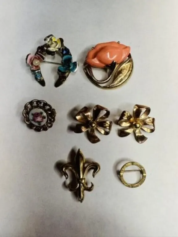 7 Smaller Vintage Pins Brooches, 3 pins are gold