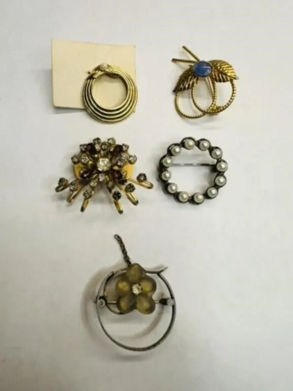 5 Vintage Brooches Smaller Round Pearls